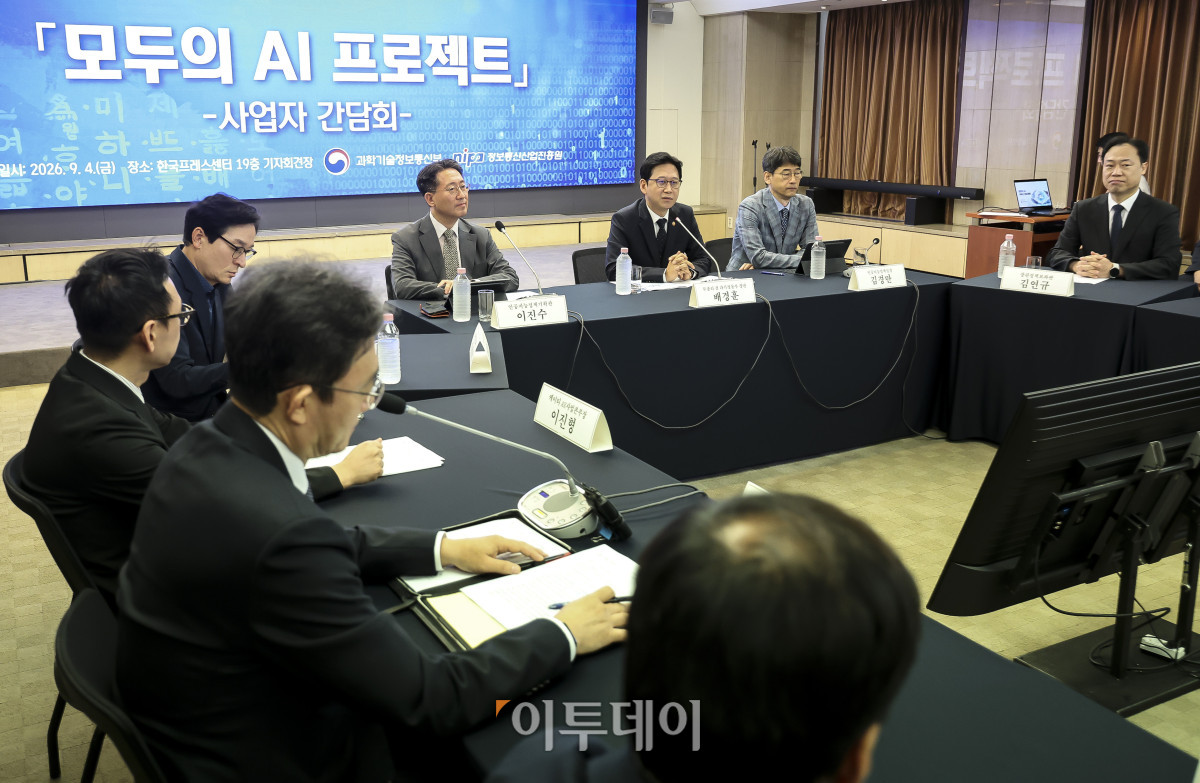 ▲배경훈 부총리 겸 과학기술정보통신부 장관이 4일 오전 서울 중구 한국프레스센터에서 열린 '모두의 AI 프로젝트 착수 간담회'에서 발언하고 있다. 질문에 답하는 것을 넘어 정보 탐색부터 신청·예약·결제까지 이용자를 대신해 처리하는 실행형 AI 서비스 '모두의 AI' 프로젝트에는 SK텔레콤·카카오·KT 3개 컨소시엄이 참여한다. 고성준 기자 joonko1@