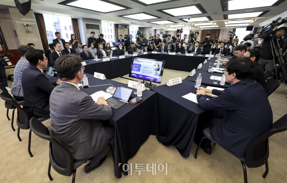 ▲배경훈 부총리 겸 과학기술정보통신부 장관이 4일 오전 서울 중구 한국프레스센터에서 열린 '모두의 AI 프로젝트 착수 간담회'에서 발언하고 있다. 질문에 답하는 것을 넘어 정보 탐색부터 신청·예약·결제까지 이용자를 대신해 처리하는 실행형 AI 서비스 '모두의 AI' 프로젝트에는 SK텔레콤·카카오·KT 3개 컨소시엄이 참여한다. 고성준 기자 joonko1@