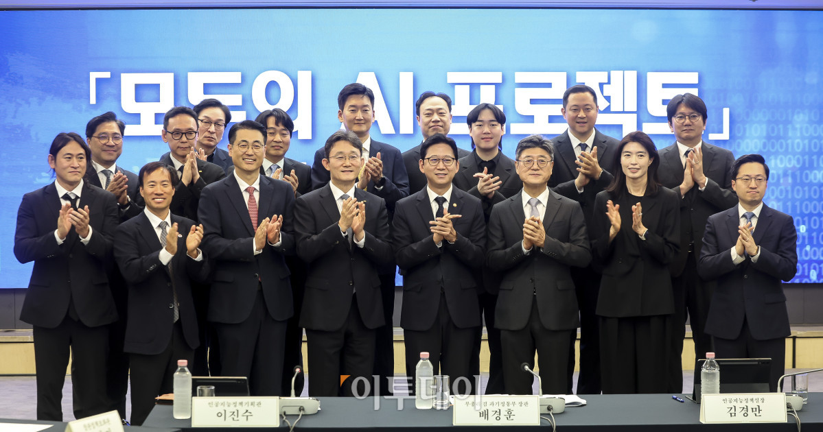 ▲배경훈 부총리 겸 과학기술정보통신부 장관 등 참석자들이 4일 오전 서울 중구 한국프레스센터에서 열린 '모두의 AI 프로젝트 착수 간담회'에 앞서 기념촬영을 하고 있다. 질문에 답하는 것을 넘어 정보 탐색부터 신청·예약·결제까지 이용자를 대신해 처리하는 실행형 AI 서비스 '모두의 AI' 프로젝트에는 SK텔레콤·카카오·KT 3개 컨소시엄이 참여한다. 고성준 기자 joonko1@