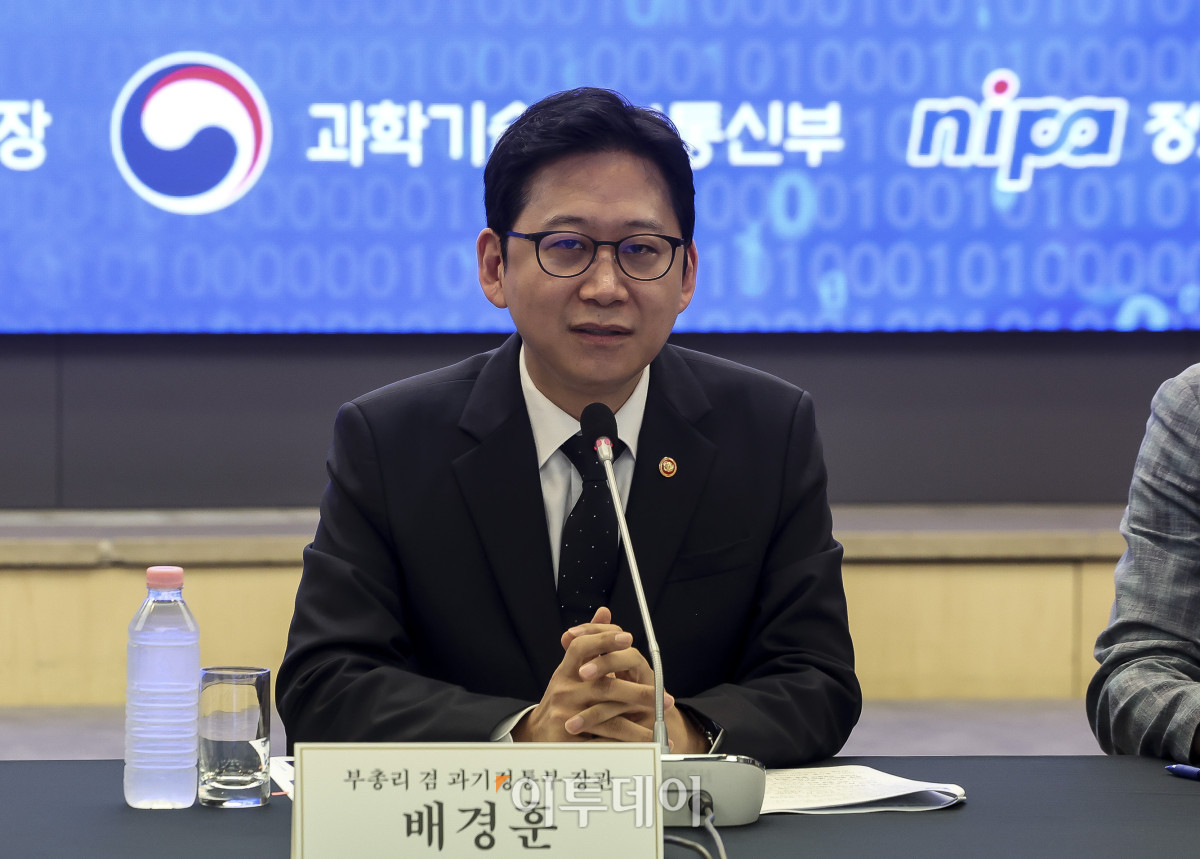 ▲배경훈 부총리 겸 과학기술정보통신부 장관이 4일 오전 서울 중구 한국프레스센터에서 열린 '모두의 AI 프로젝트 착수 간담회'에서 발언하고 있다. 질문에 답하는 것을 넘어 정보 탐색부터 신청·예약·결제까지 이용자를 대신해 처리하는 실행형 AI 서비스 '모두의 AI' 프로젝트에는 SK텔레콤·카카오·KT 3개 컨소시엄이 참여한다. 고성준 기자 joonko1@
