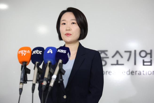 ▲이소영 중소벤처기업부 장관 후보자가 4일 서울 여의도 중소기업중앙회를 찾아 차담회를 마친 뒤 취재진과 질의응답하고 있다. 2026.9.4 (연합뉴스)
