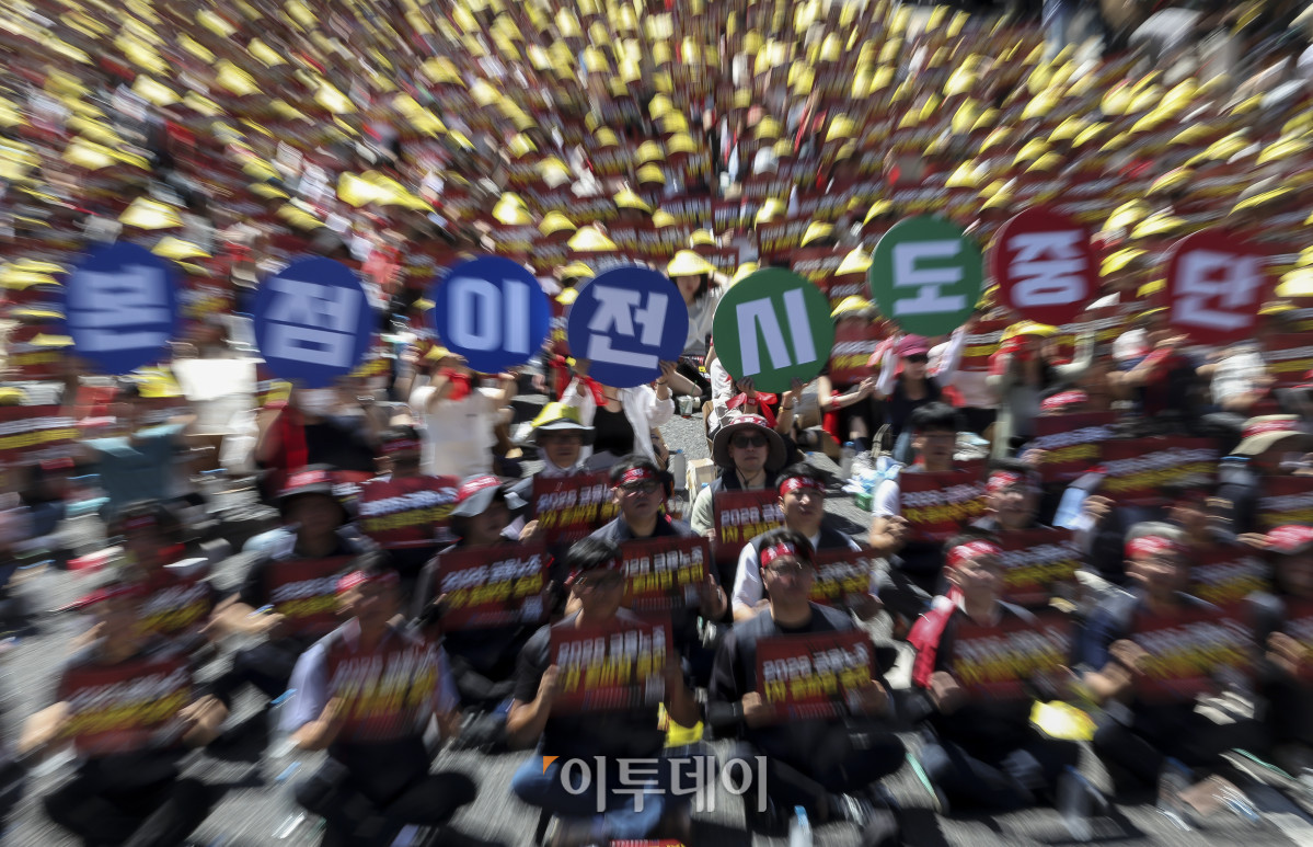 ▲4일 오전 서울 종로구 동화면세점 앞에서 열린 전국금융산업노동조합(금융노조) 총파업 집회에서 조합원들이 피켓을 들고 구호를 외치고 있다. 금융노조는 이날 오전 11시 30분부터 오후 3시까지 3만명 규모의 집회를 진행한다. 이들은 정부가 추진 중인 공공기관 지방 이전에 맞서 한국산업은행과 IBK기업은행, 한국수출입은행 등 국책은행 이전을 반대하고 있다. 고성준 기자 joonko1@