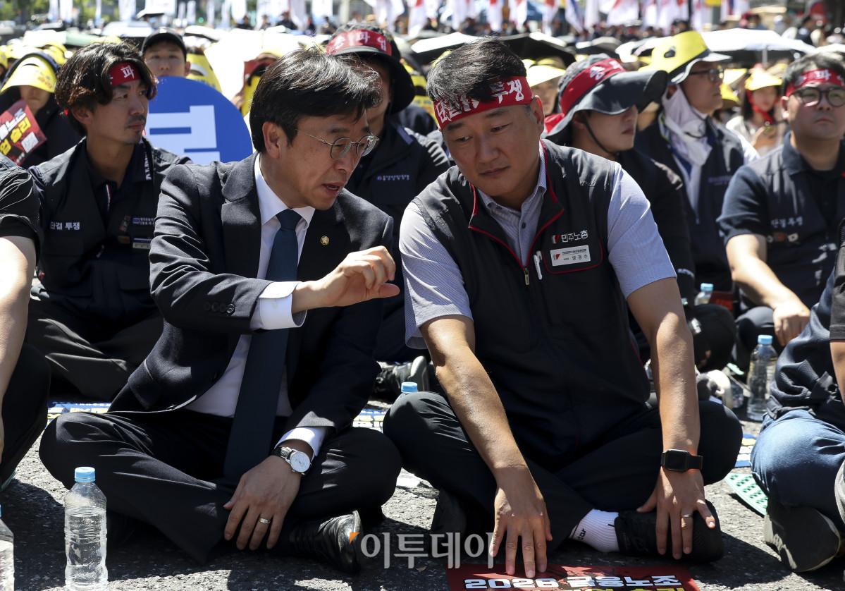 ▲4일 오전 서울 종로구 동화면세점 앞에서 열린 전국금융산업노동조합(금융노조) 총파업 집회에 참석한 더불어민주당 이용우 의원이 양경수 민주노총 위원장과 대화를 나누고 있다.  고성준 기자 joonko1@