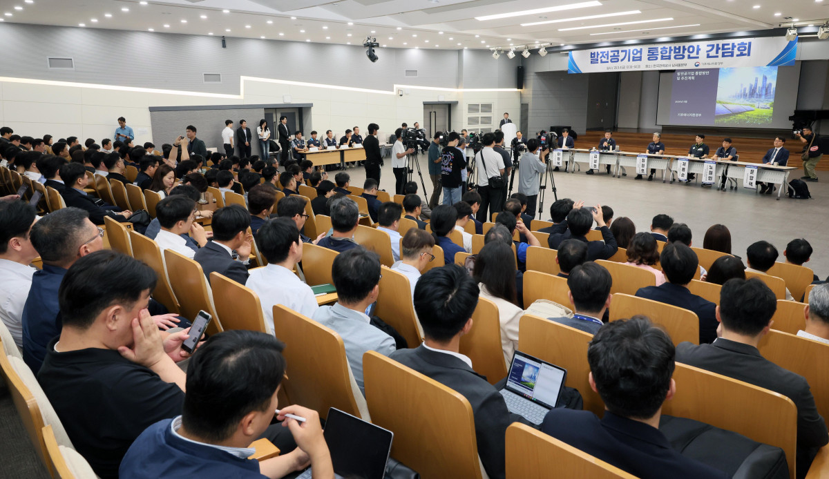 ▲김성환 기후에너지환경부 장관이 4일 서울 여의도 한국전력공사 남서울본부에서 열린 ‘발전공기업 통합방안 간담회’에서 모두발언을 하고 있다. 신태현 기자 holjjak@