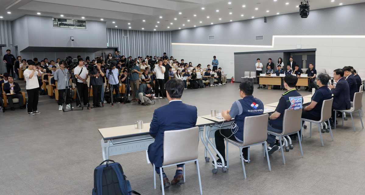 ▲김성환 기후에너지환경부 장관이 4일 서울 여의도 한국전력공사 남서울본부에서 열린 ‘발전공기업 통합방안 간담회’에서 모두발언을 하고 있다. 신태현 기자 holjjak@