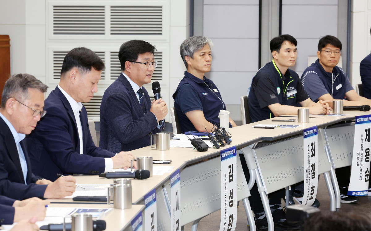▲김성환 기후에너지환경부 장관이 4일 서울 여의도 한국전력공사 남서울본부에서 열린 ‘발전공기업 통합방안 간담회’에서 모두발언을 하고 있다. 신태현 기자 holjjak@