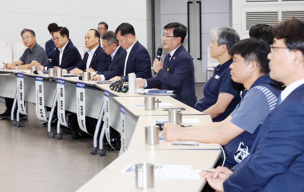 ▲김성환 기후에너지환경부 장관이 4일 서울 여의도 한국전력공사 남서울본부에서 열린 ‘발전공기업 통합방안 간담회’에서 모두발언을 하고 있다. 신태현 기자 holjjak@