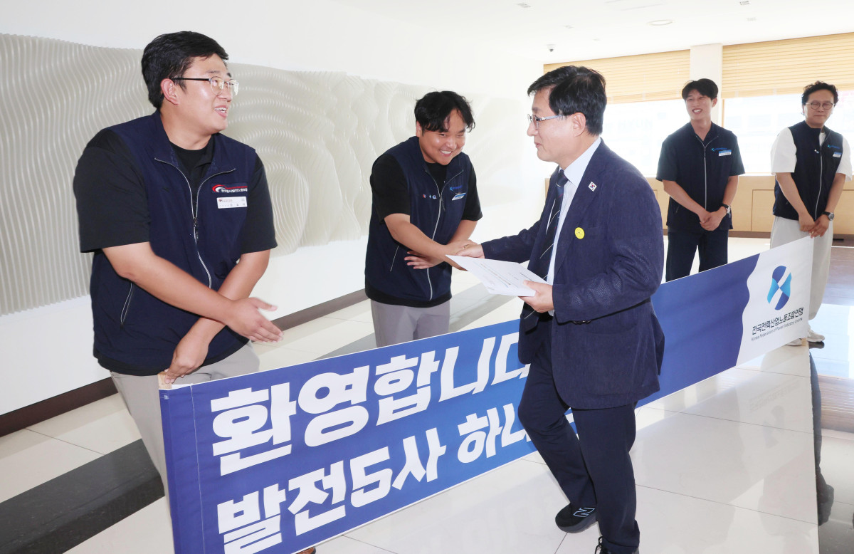 ▲김성환 기후에너지환경부 장관이 4일 서울 여의도 한국전력공사 남서울본부에서 열린 ‘발전공기업 통합방안 간담회’에 앞서 통합을 환영하는 전력연맹 관계자들과 인사하고 있다. 신태현 기자 holjjak@