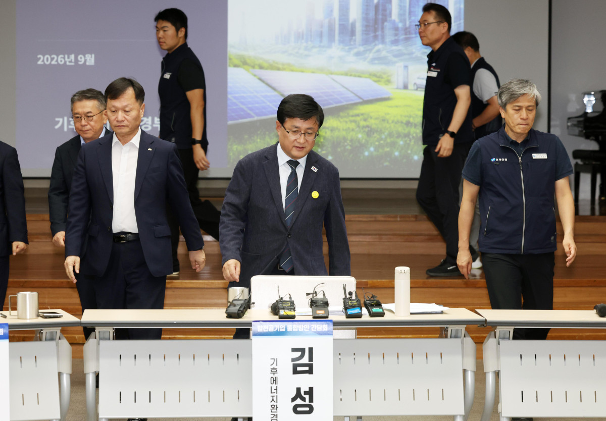 ▲김성환 기후에너지환경부 장관이 4일 서울 여의도 한국전력공사 남서울본부에서 열린 ‘발전공기업 통합방안 간담회’에서 참석자들과 기념촬영을 마친 뒤 자리로 향하고 있다. 신태현 기자 holjjak@