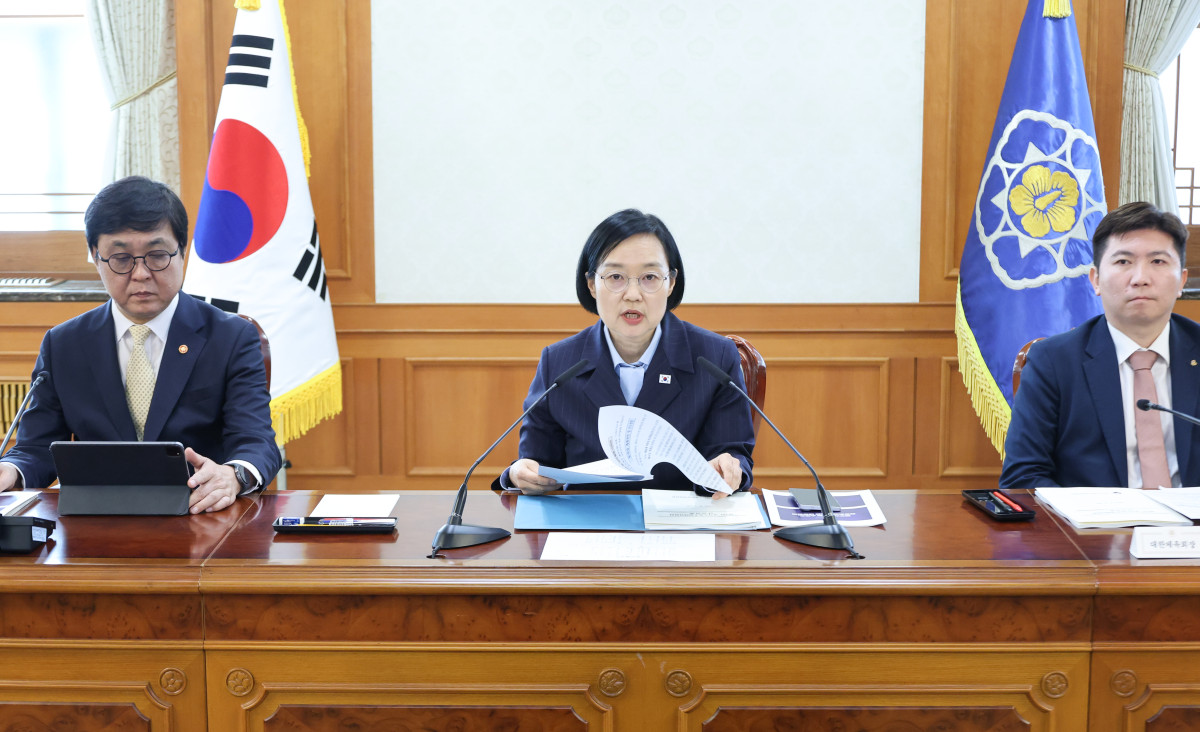 ▲한성숙 국무총리가 4일 서울 종로구 정부서울청사에서 열린 국가스포츠정책위원회 회의에서 발언하고 있다. 왼쪽부터 최휘영 문화체육관광부 장관, 한 총리, 유승민 대한체육회장. (연합뉴스)
