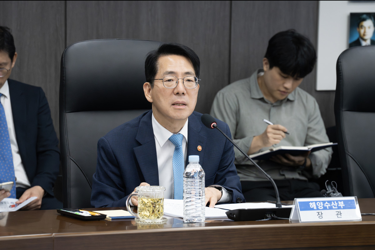 ▲황종우 해양수산부 장관이 4일 해수부 대회의실에서 청년 해기사 취업률 제고를 위한 관계기관 회의를 주재하고 있다. (사진제공=해양수산부)