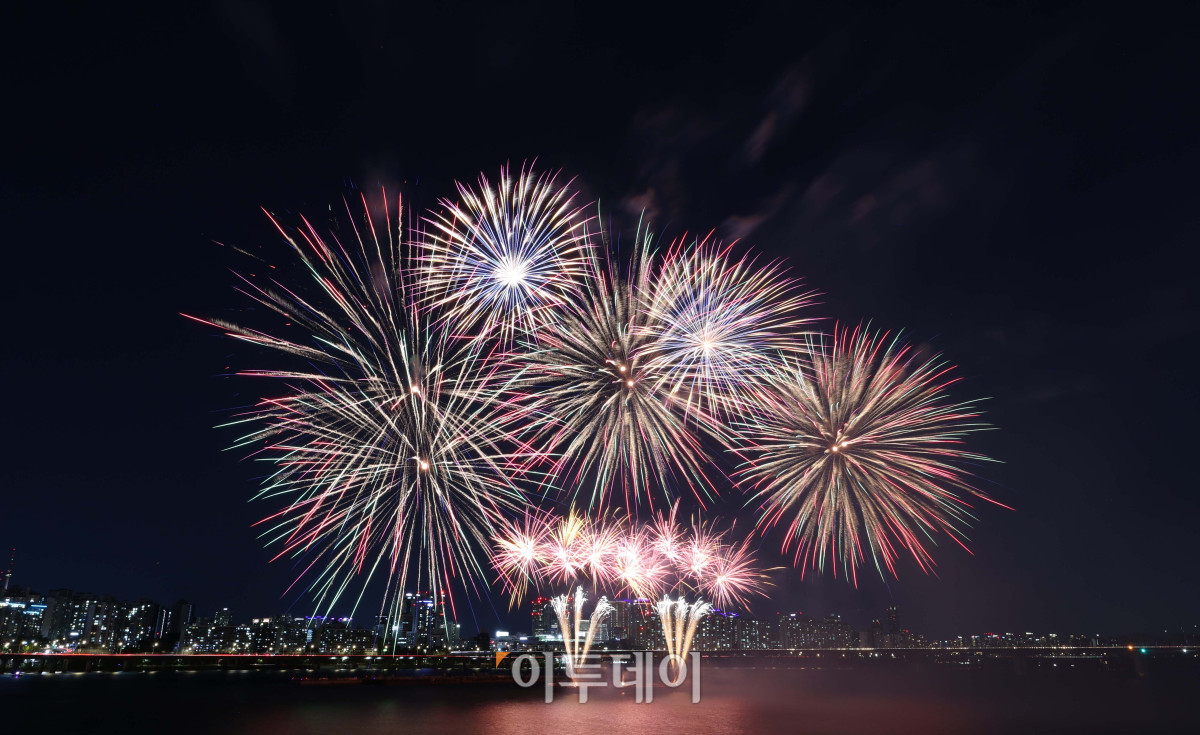 ▲4일 서울 영등포구 여의도 한강공원 일대에서 'Freedom250 기념 불꽃쇼 및 드론쇼'가 진행되고 있다. 이 행사는 미국 독립 250주년과 한미 동맹 및 우정을 기념하기 위해 주한미국대사관이 기획한 것으로 '서울세계불꽃축제 2026'의 전야제 성격도 띠고 있다. 사진공동취재단