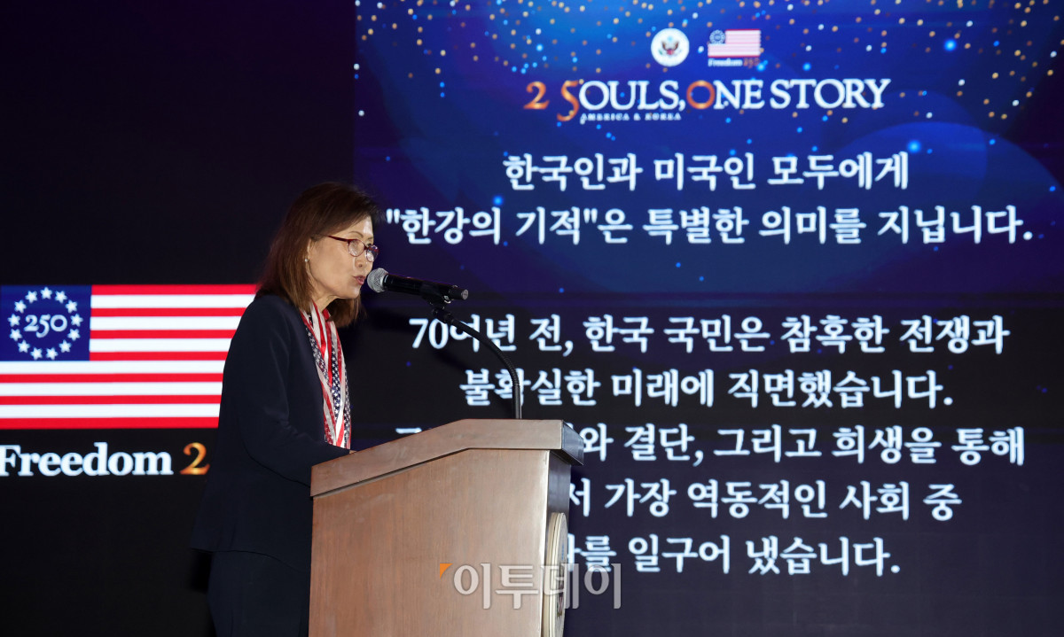 ▲미셸 스틸 주한 미국 대사가 4일 오후 영등포구 여의도 유람선터미널에 마련된 'Freedom250 기념 불꽃쇼 및 드론쇼' 행사에서 축사를 하고 있다. 이 행사는 미국 독립 250주년과 한미 동맹 및 우정을 기념하기 위해 주한미국대사관이 기획한 것으로 '서울세계불꽃축제 2026'의 전야제 성격도 띠고 있다. 여의도 상공에서는 오늘부터 이틀간 화려한 불꽃쇼가 펼쳐질 예정이다. 사진공동취재단