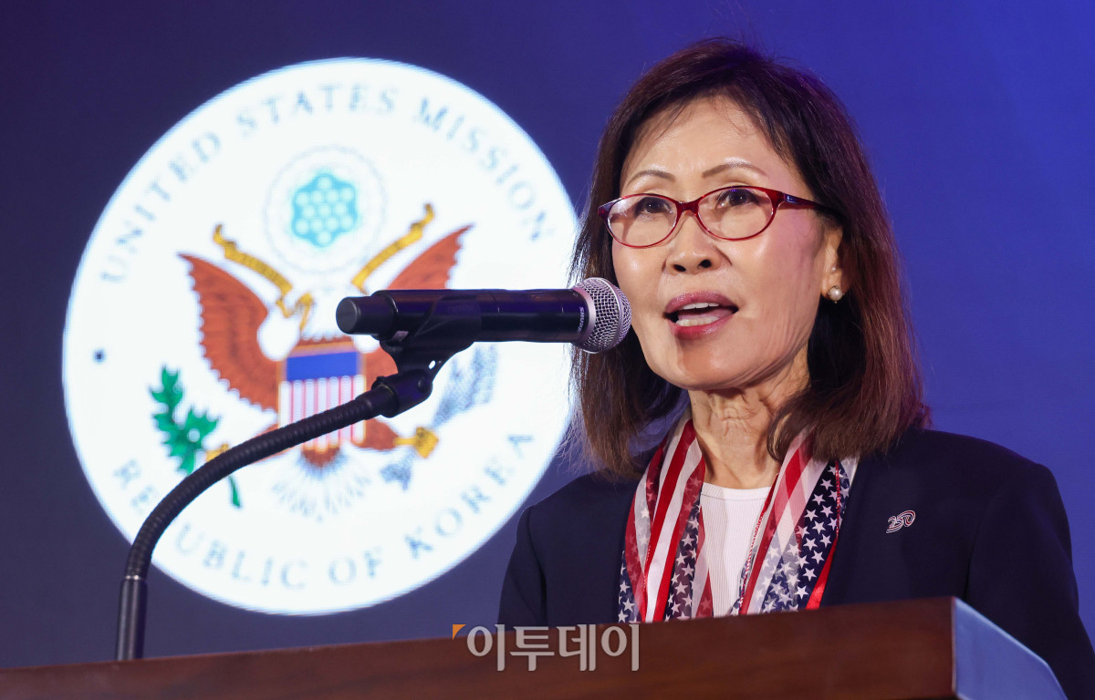 ▲미셸 스틸 주한미국대사가 4일 서울 영등포구 여의도 유람선터미널에서 열린 'Freedom250 기념 불꽃쇼 및 드론쇼' 행사에서 인사말을 하고 있다. 이 행사는 미국 독립 250주년과 한미 동맹 및 우정을 기념하기 위해 주한미국대사관이 기획한 것으로 '서울세계불꽃축제 2026'의 전야제 성격도 띠고 있다. 사진공동취재단