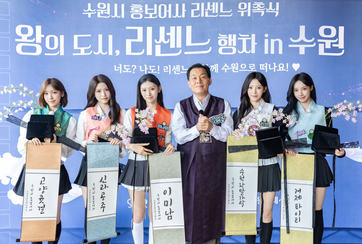 ▲이재준 수원특례시장(가운데)이 수원전통문화관에서 ‘수원시 홍보어사’로 위촉된 걸그룹 리센느(RESCENE) 멤버들과 기념촬영을 하고 있다. 수원시는 수원 출신 멤버 리브가 원이·미나미·메이·제나와 함께 고향을 찾는 ‘홍보어사 금의환향’ 콘셉트로 ‘리센느의 수원행차’ 콘텐츠를 제작해 제63회 수원화성문화제와 수원의 관광자원을 알릴 예정이다. (수원특례시)