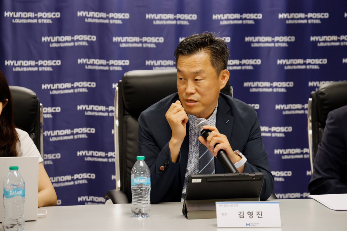 ▲김형진 현대제철 북미철강사업부장(전무)이 3일(현지시간) 미국 루이지애나주 도널드슨빌에서 열린 기자간담회에서 질의응답을 하고 있다. (사진=현대제철)