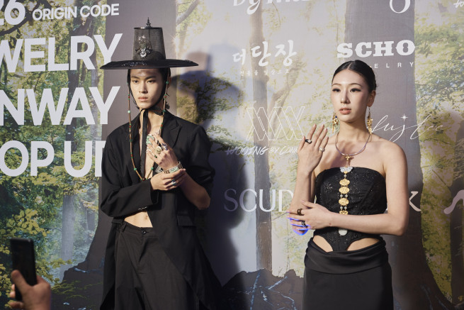 ▲4일 서울 동대문디자인플라자(DDP) 비더비(B the B)에서 열린 ‘2026 서울 주얼리 위크’ 주얼리 런웨이에서 모델들이 K-주얼리를 선보이고 있다. 서울패션위크와 연계해 열린 이날 런웨이에서는 다양한 서울 주얼리 브랜드의 개성 있는 디자인을 선보였다. (사진제공=서울시)