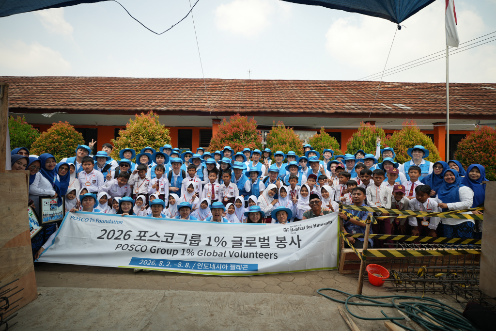 ▲포스코그룹 임직원 50명으로 구성된 1% 글로벌 봉사단이 인니 찔레곤 벨룸방 초등학교에서 건축봉사를 마치고 학생들과 함께 기념촬영을 하고 있다. (사진=포스코그룹)