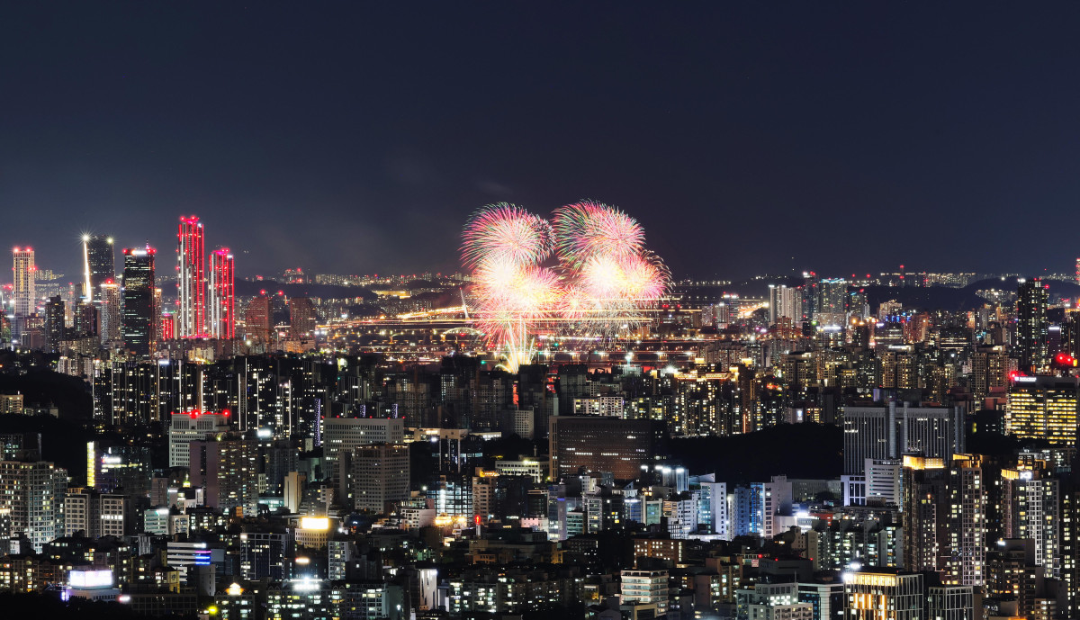 ▲5일 서울 여의도에서 열린 ‘2026 서울세계불꽃축제’에서 화려한 불꽃들이 밤하늘을 수놓고 있다. 신태현 기자 holjjak@
