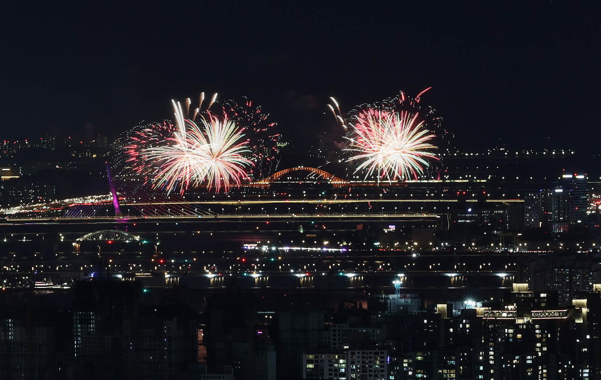 ▲5일 서울 여의도에서 열린 ‘2026 서울세계불꽃축제’에서 화려한 불꽃들이 밤하늘을 수놓고 있다. 신태현 기자 holjjak@