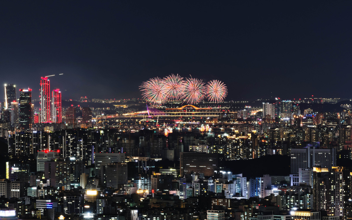 ▲5일 서울 여의도에서 열린 ‘2026 서울세계불꽃축제’에서 화려한 불꽃들이 밤하늘을 수놓고 있다. 신태현 기자 holjjak@