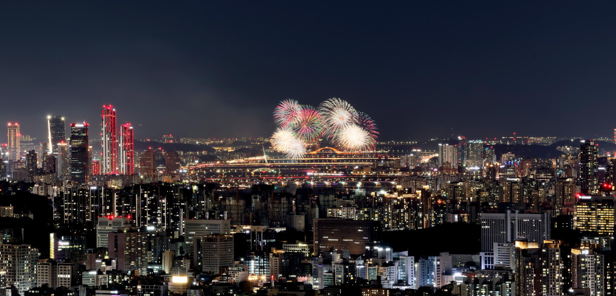 ▲5일 서울 여의도에서 열린 ‘2026 서울세계불꽃축제’에서 화려한 불꽃들이 밤하늘을 수놓고 있다. 신태현 기자 holjjak@