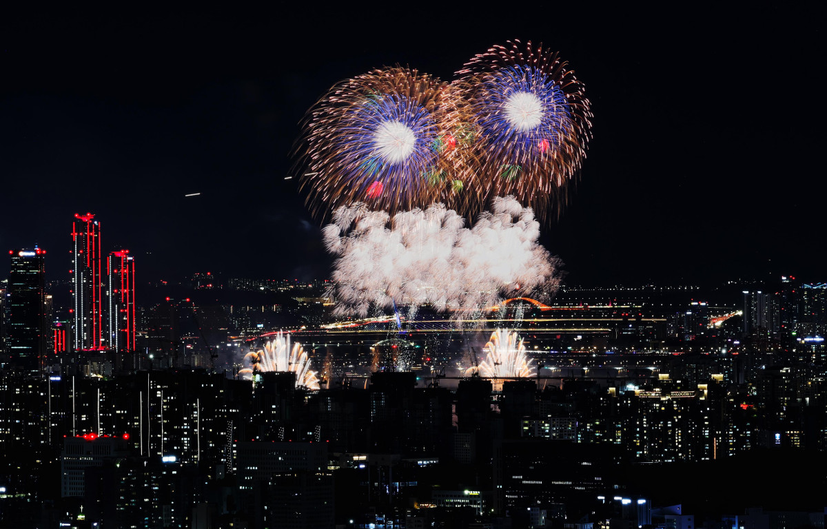 ▲5일 서울 여의도에서 열린 ‘2026 서울세계불꽃축제’에서 화려한 불꽃들이 밤하늘을 수놓고 있다. 신태현 기자 holjjak@