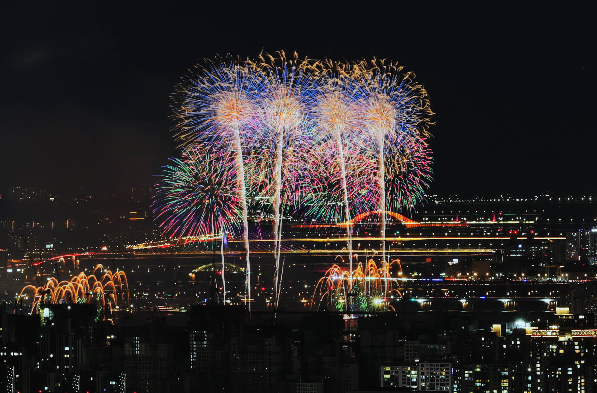 ▲5일 서울 여의도에서 열린 ‘2026 서울세계불꽃축제’에서 화려한 불꽃들이 밤하늘을 수놓고 있다. 신태현 기자 holjjak@