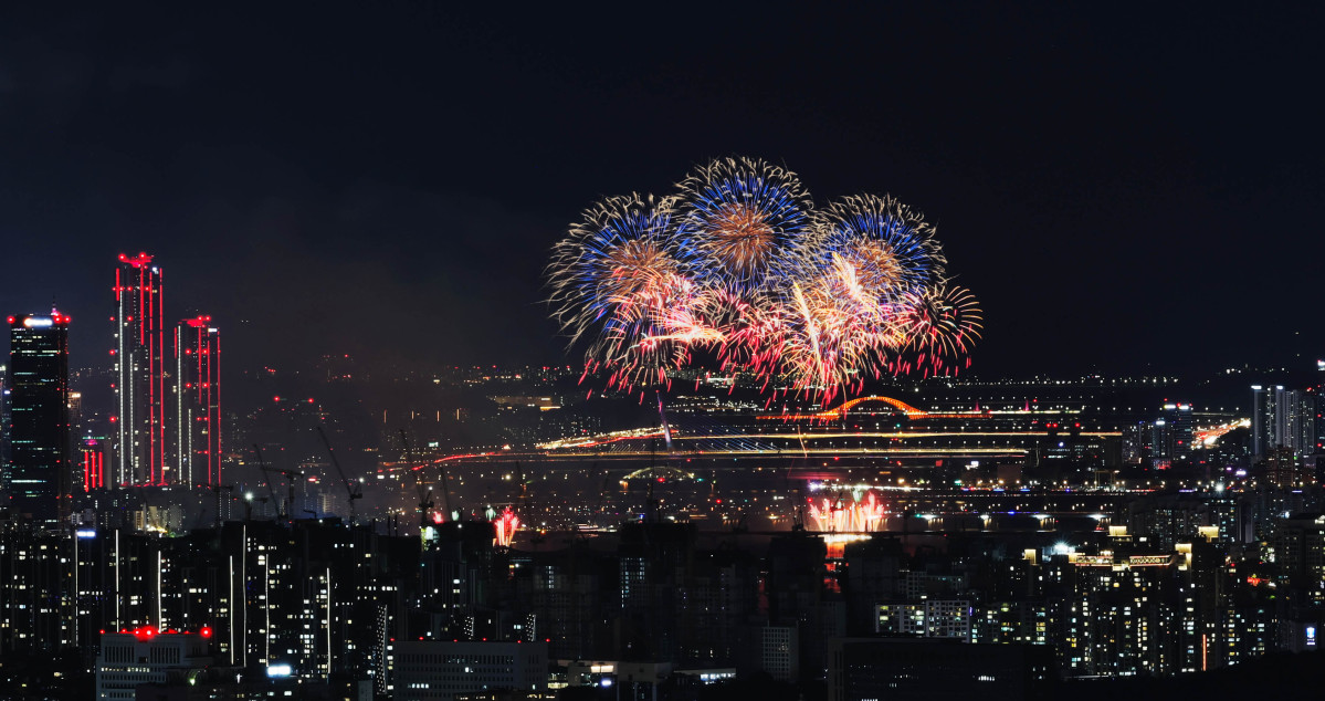 ▲5일 서울 여의도에서 열린 ‘2026 서울세계불꽃축제’에서 화려한 불꽃들이 밤하늘을 수놓고 있다. 신태현 기자 holjjak@