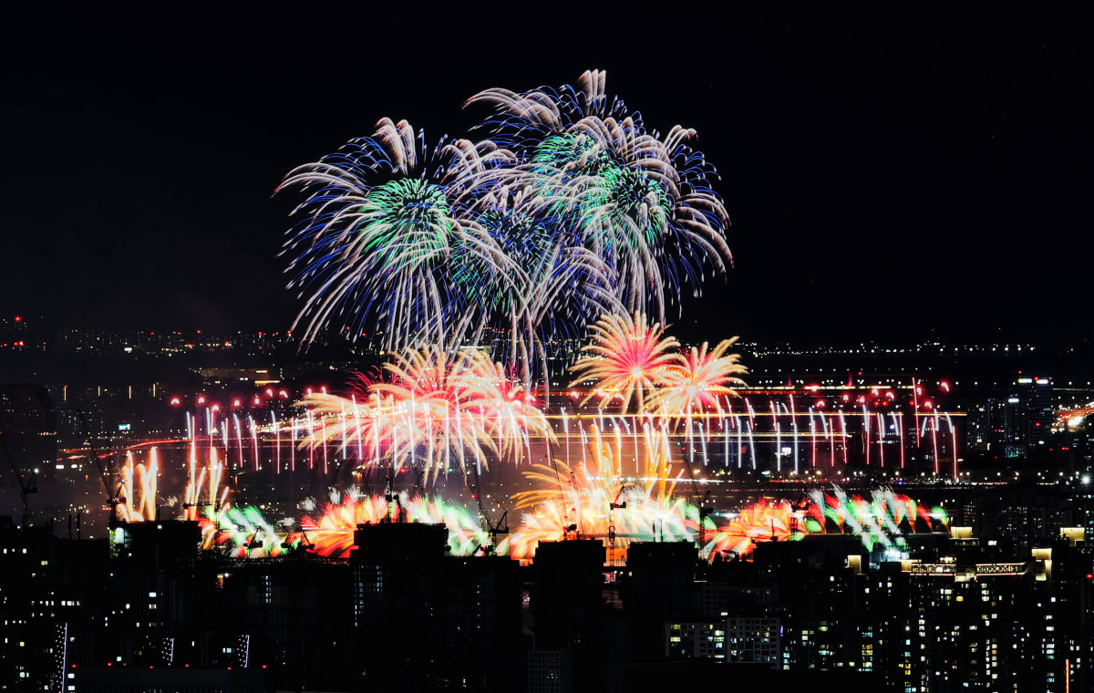 ▲5일 서울 여의도에서 열린 ‘2026 서울세계불꽃축제’에서 화려한 불꽃들이 밤하늘을 수놓고 있다. 신태현 기자 holjjak@