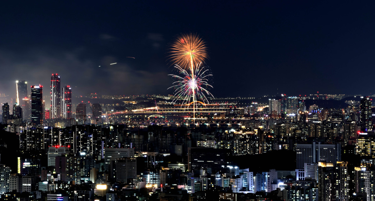 ▲5일 서울 여의도에서 열린 ‘2026 서울세계불꽃축제’에서 화려한 불꽃들이 밤하늘을 수놓고 있다. 신태현 기자 holjjak@