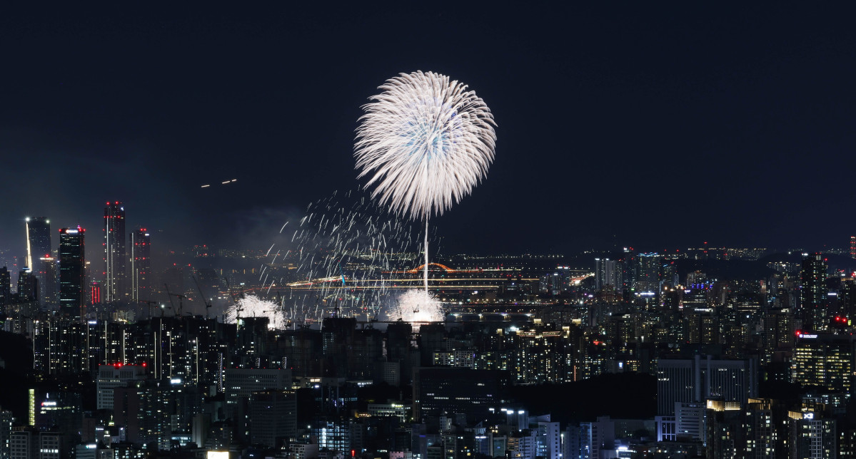 ▲5일 서울 여의도에서 열린 ‘2026 서울세계불꽃축제’에서 화려한 불꽃들이 밤하늘을 수놓고 있다. 신태현 기자 holjjak@