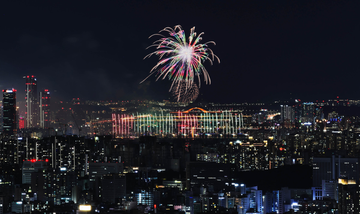 ▲5일 서울 여의도에서 열린 ‘2026 서울세계불꽃축제’에서 화려한 불꽃들이 밤하늘을 수놓고 있다. 신태현 기자 holjjak@