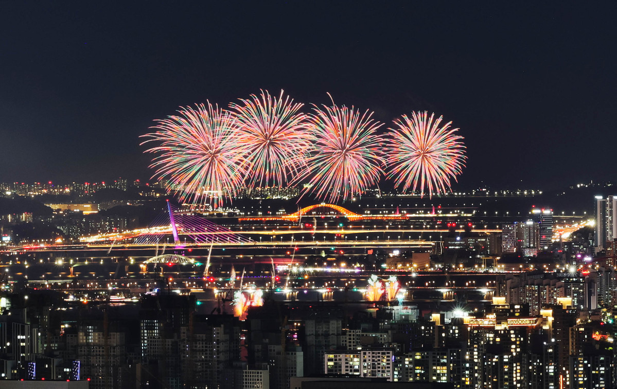 ▲5일 서울 여의도에서 열린 ‘2026 서울세계불꽃축제’에서 화려한 불꽃들이 밤하늘을 수놓고 있다. 신태현 기자 holjjak@