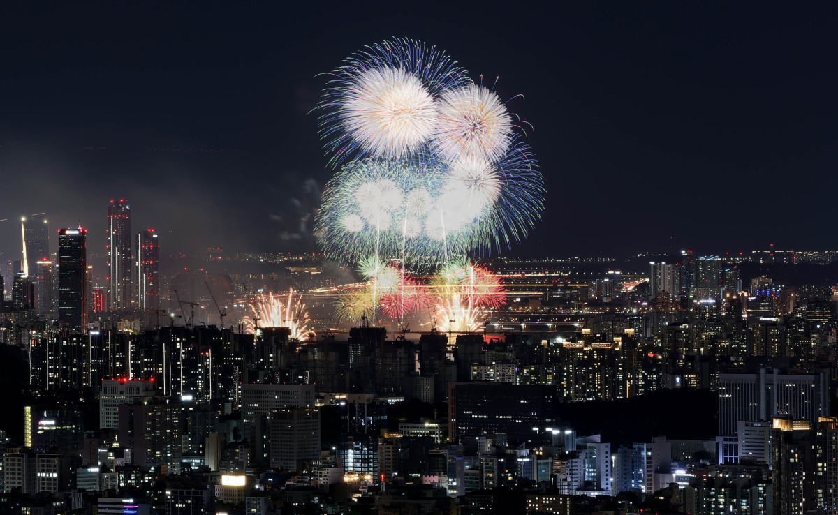 ▲5일 서울 여의도에서 열린 ‘2026 서울세계불꽃축제’에서 화려한 불꽃들이 밤하늘을 수놓고 있다. 신태현 기자 holjjak@