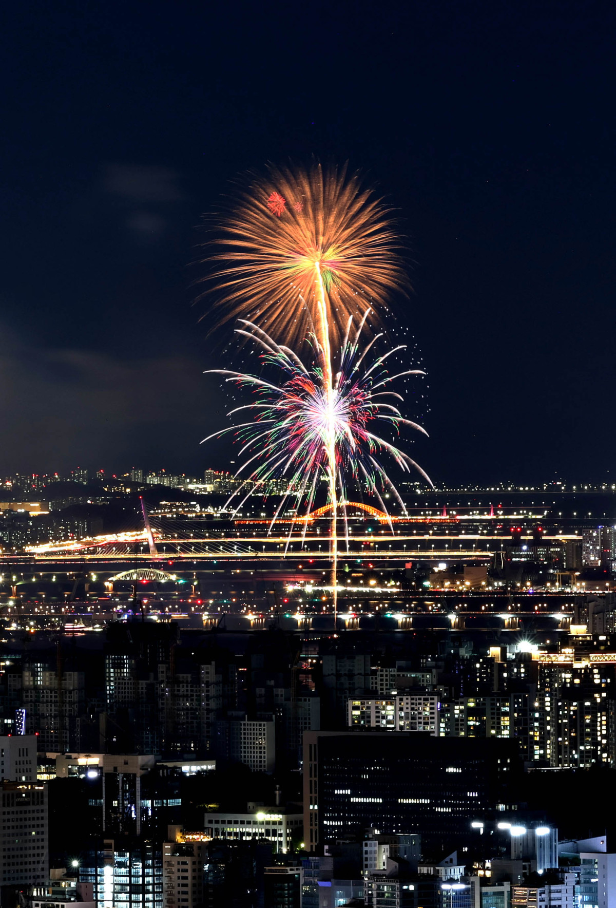 ▲5일 서울 여의도에서 열린 ‘2026 서울세계불꽃축제’에서 화려한 불꽃들이 밤하늘을 수놓고 있다. 신태현 기자 holjjak@