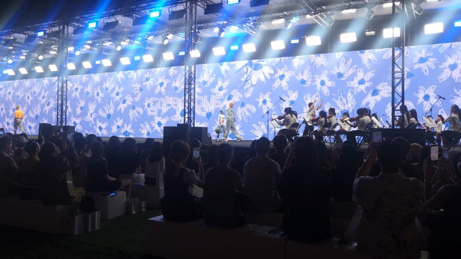 ▲4일 롯데타운 잠실 월드파크 잔디광장에서 '그리디어스' 패션쇼가 열리고 있다. 롯데의 키즈 오케스트라 연주와 함께 로봇이 등장해 함께 런웨이를 하고 있다. (사진=정영인 기자 oin@)