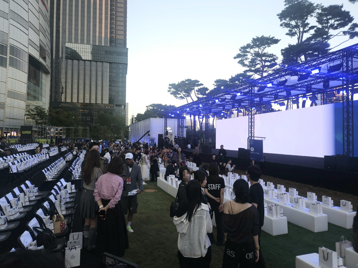 ▲4일 롯데타운 잠실 월드파크 잔디광장에서 '그리디어스' 패션쇼 직전 착석을 위해 사람들이 들어오고 있다. (사진=정영인 기자 oin@)