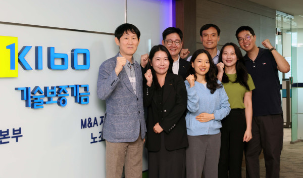 ▲전태환 기술보증기금 M&A지원센터장과 직원들이 1일 서울 여의도 KIBO M&A지원센터에서 이투데이와 인터뷰에 앞서 포즈를 취하고 있다. 신태현 기자 holjjak@