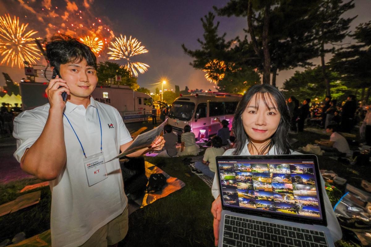 ▲‘서울세계불꽃축제 2026’ 행사장에서 KT 직원들이 5G 단독모드(SA) 네트워크 슬라이싱 기술을 적용한 단말로 현장 안전관리용 통신망 품질을 점검하고 있다. (사진=KT)