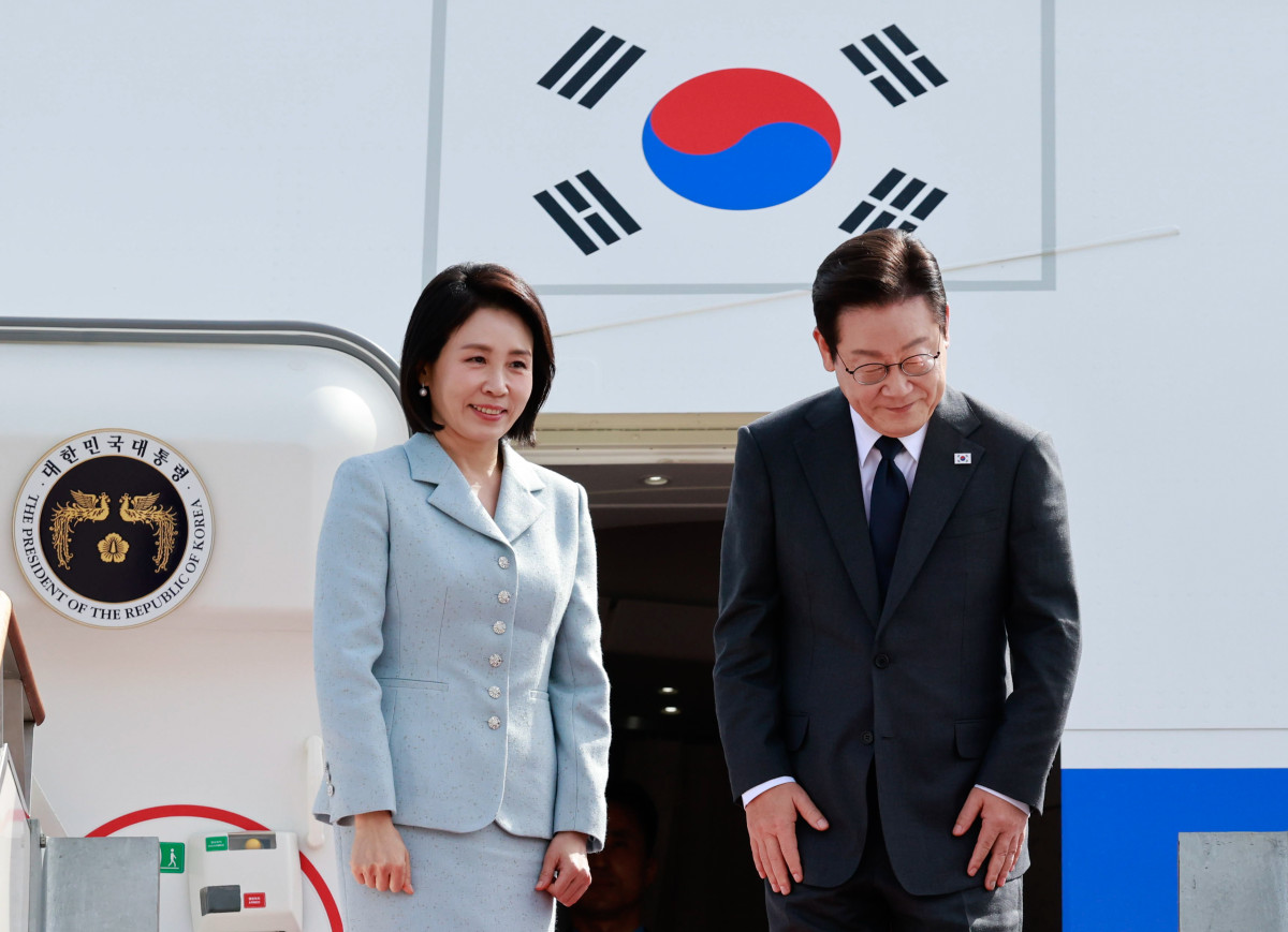 ▲유엔 총회에 참석하는 이재명 대통령이 경기 성남 서울공항에서 김혜경 여사와 출국하며 인사하고 있다. 2025.09.22. (사진=뉴시스)