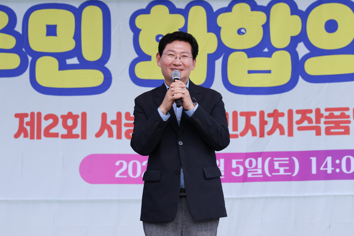 ▲이상일 용인특례시장이 5일 서농동 행정복지센터 주차장에서 열린 ‘2026 서농동 주민 화합의 날·제2회 서농동 주민자치작품발표회’에서 주민들에게 축하 인사를 하고 있다. 이 시장은 서농동 발전과 주민들의 단합·행복을 기원하며 지역 발전을 위해 시가 적극적으로 노력하겠다고 밝혔다. (용인특례시)
