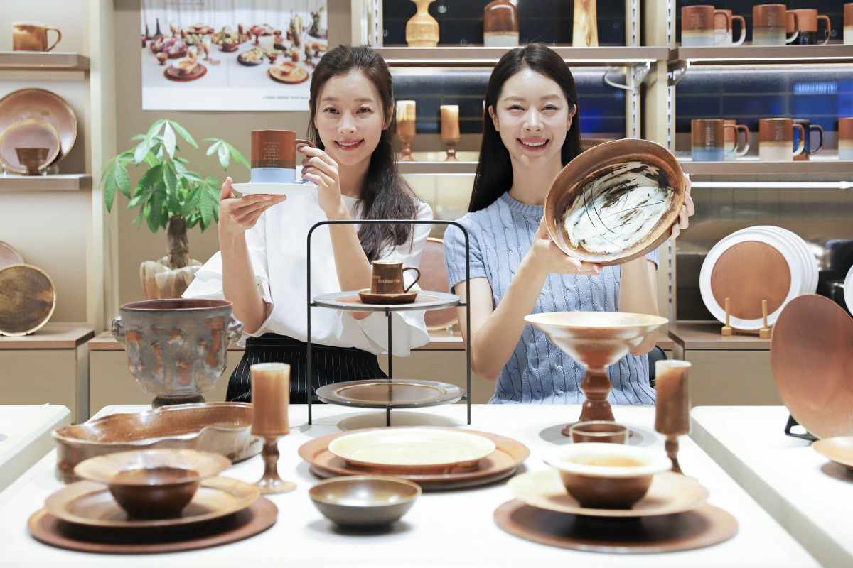 ▲신세계백화점이 이달 17일까지 강남점 9층에서 도예가 김남희 작가의 테이블웨어를 전시·판매하는 ‘김남희 크라프트’ 팝업스토어를 운영한다 (사진제공=신세계백화점)