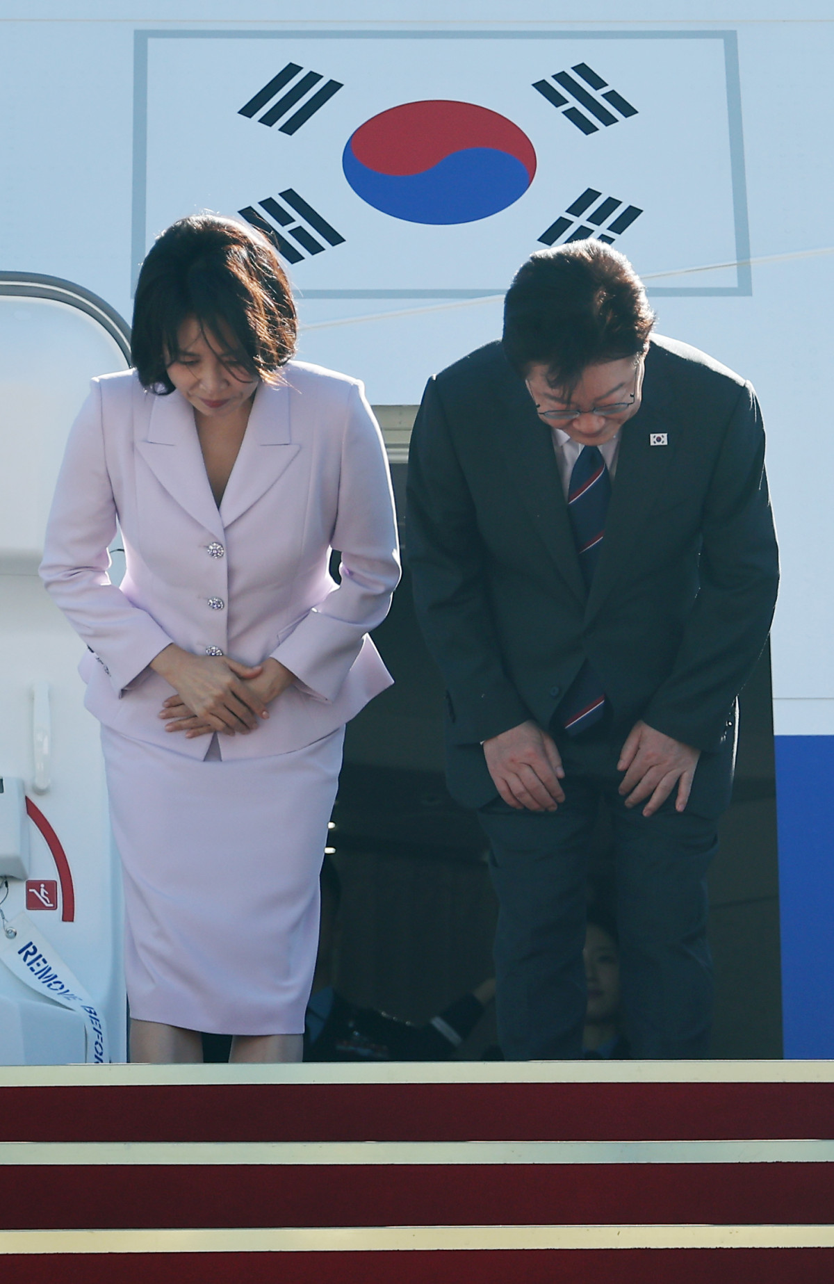 ▲프랑스를 국빈 방문하는 이재명 대통령 부부가 6일 성남 서울공항 공군 1호기에서 환송객들을 향해 인사하고 있다. 2026.9.6 (사진=연합뉴스)