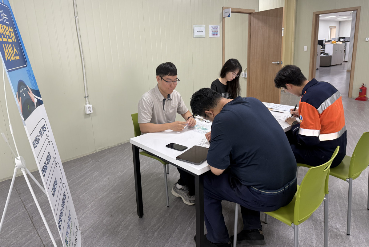 ▲고려아연 온산제련소가 울산운전면허시험장과 함께 올해 두 번째 '찾아가는 이동민원 서비스'를 운영했다. (사진=고려아연)