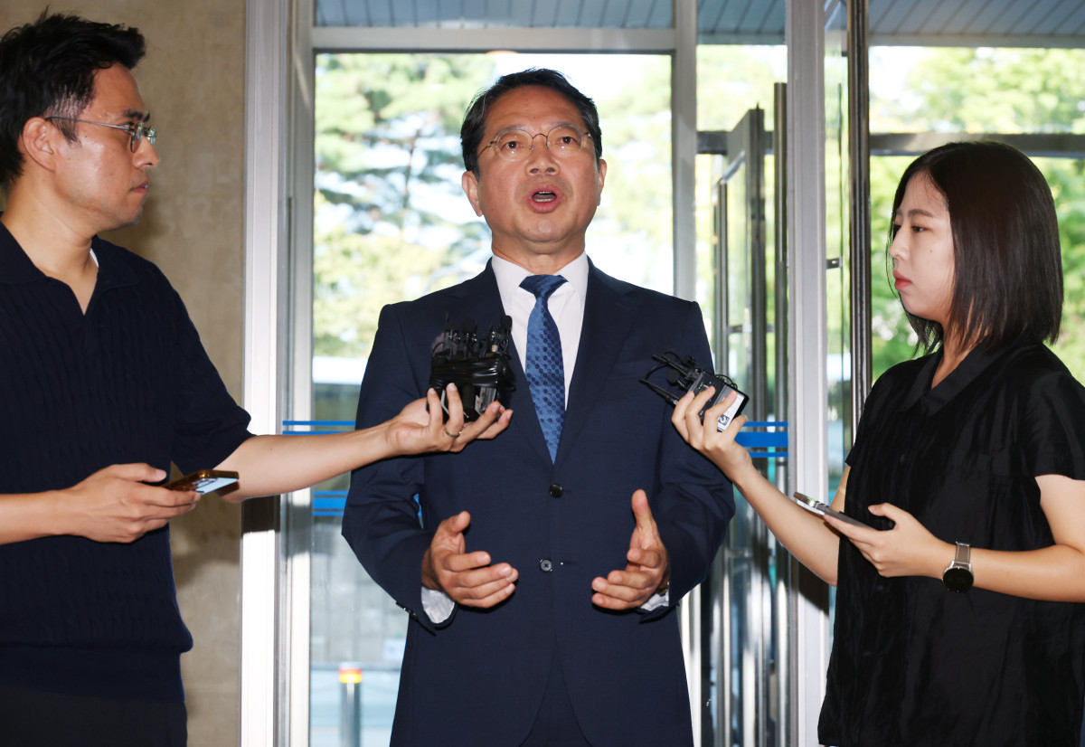 ▲김승원 법무부장관 후보자가 3일 서울 종로구 적선현대빌딩에 마련된 인사청문회 준비 사무실로 출근하며 취재진 질문에 답하고 있다. (연합뉴스)