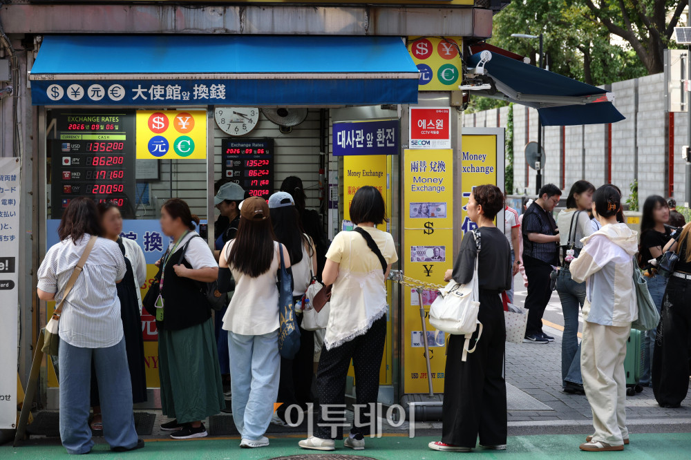 ▲원·달러 환율이 23개월 만에 최저수준으로 내려간 가운데 6일 서울 중구 명동의 한 환전소에 환율이 표시돼 있다. 미국 달러화 대비 원화 환율은 4일 22시30분 기준 서울외환시장에서 1345.0원에 거래됐다. 고이란 기자 photoeran@
