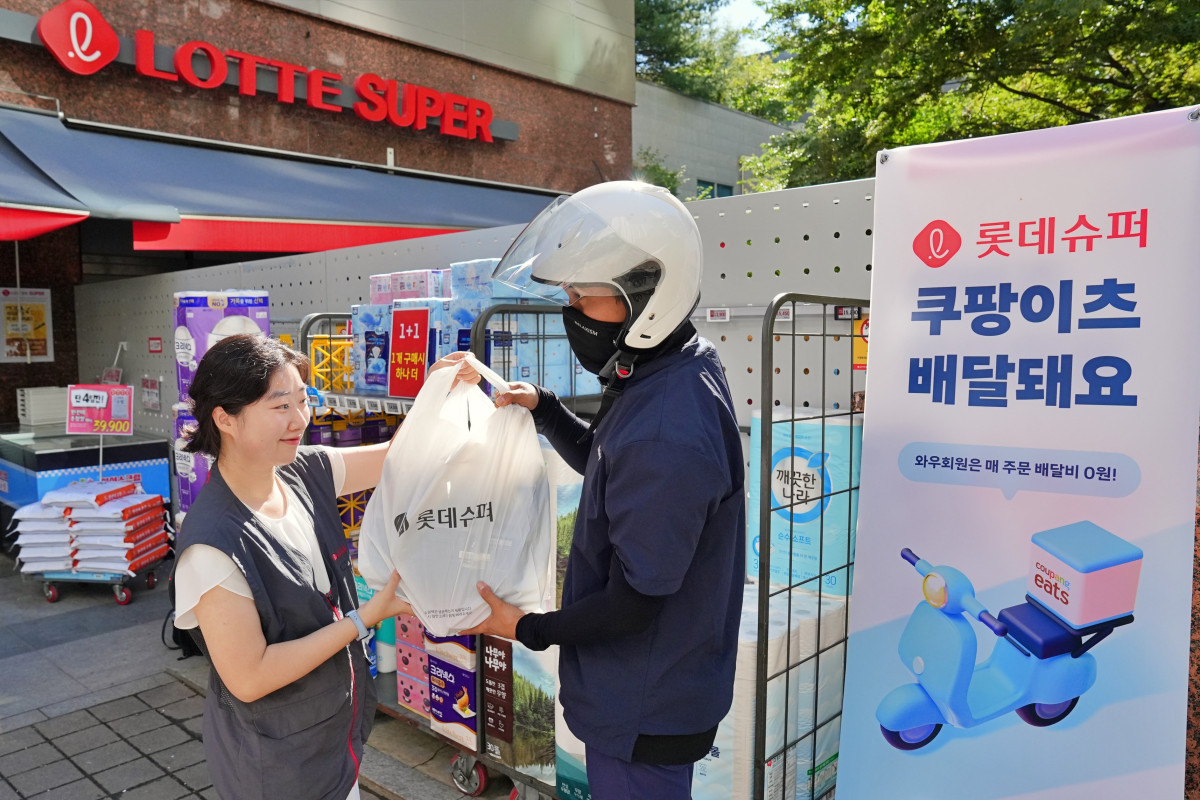 ▲롯데슈퍼가 7일부터 전국 170여개 점포에서 쿠팡이츠와 협업한 퀵커머스 서비스를 운영한다. (사진제공=롯데마트)