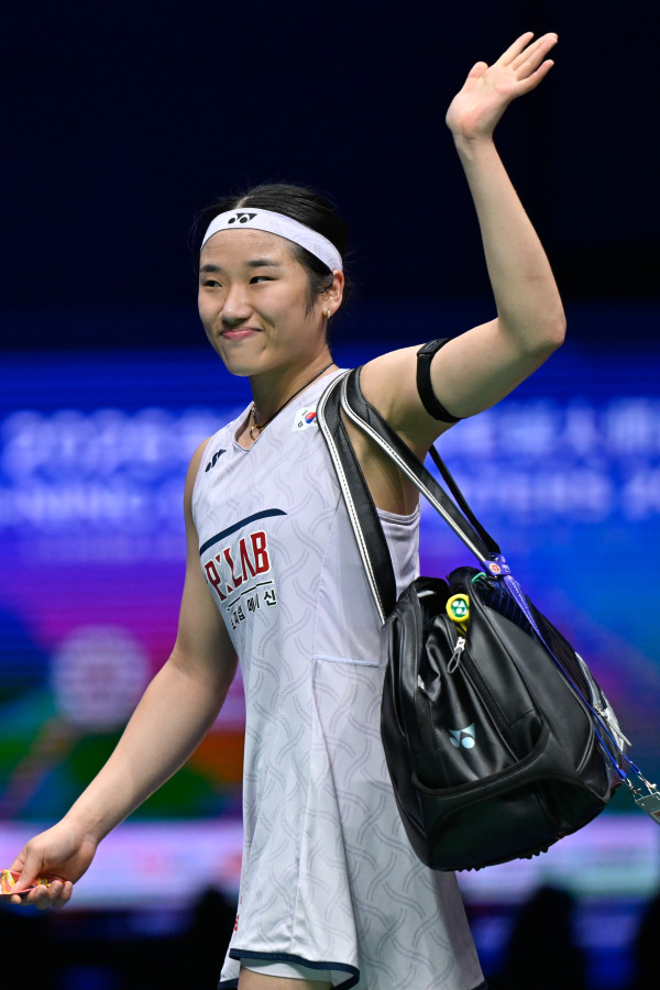 ▲5일(현지 시간) 안세영(1위)이중국 광둥성 선전에서 열린 2026 세계배드민턴연맹(BWF) 월드투어 중국 마스터스(슈퍼750) 여자 단식 준결승에서 야마구치 아카네(3위·일본)를 꺾은 후 웃으며 코트를 떠나고 있다. (뉴시스)