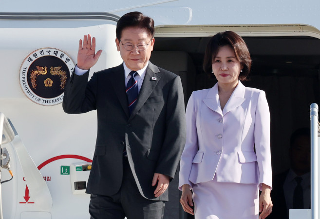 ▲프랑스를 국빈 방문한 이재명 대통령과 김혜경 여사가 6일(현지시간) 프랑스 니스 코트다쥐르 공항에 도착한 공군 1호기에서 환영객에게 인사하고 있다. (연합뉴스)